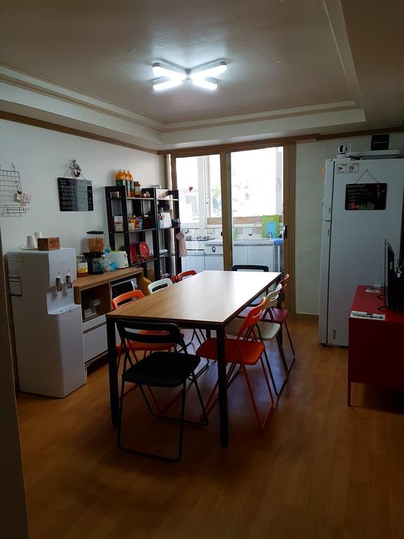 Bed & Breakfast Roommate In Ehwa